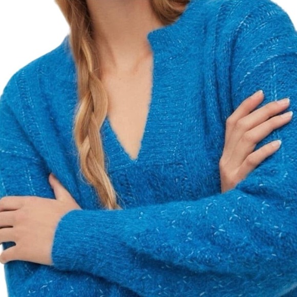 NWT ANTHROPOLOGIE Pilcro Maggie Blue Fuzzy Soft V-Neck Sweater - Sz Medium - Picture 3 of 7